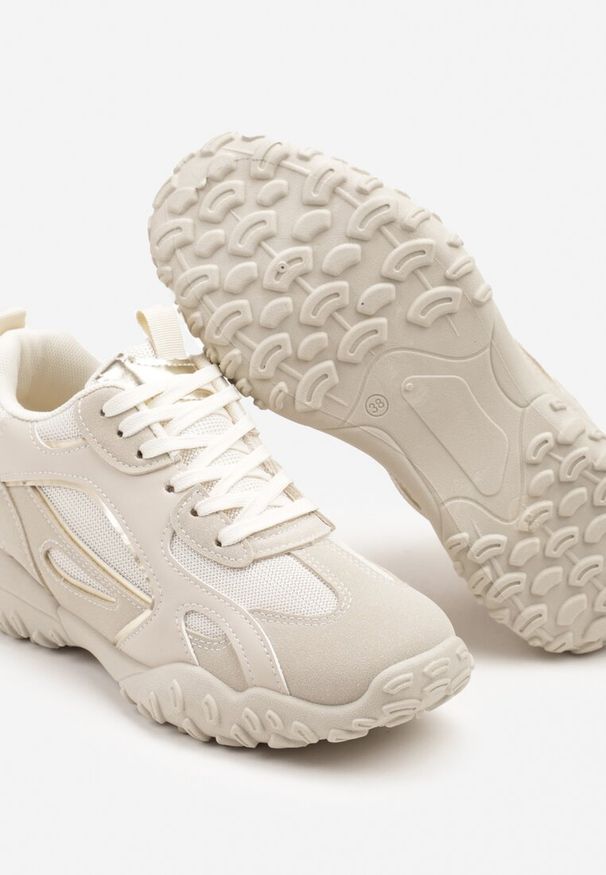 Renee - Beżowe Sneakersy Ozdobione Tłoczoną Cholewką Pillitha. Okazja: na co dzień. Kolor: beżowy. Materiał: jeans. Szerokość cholewki: normalna. Wzór: aplikacja. Obcas: na płaskiej podeszwie