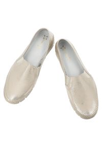 Półbuty damskie Maciejka, cholewka ze skóry naturalnej metalizowanej wsuwany fason elastyczne wstawki po bokach widoczne przeszycia wokół noska, złot. Okazja: na co dzień. Kolor: złoty. Materiał: skóra. Szerokość cholewki: normalna. Styl: casual #7