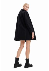 Desigual płaszcz 23WWEWAU WOMAN WOVEN OVERCOAT damski kolor czarny przejściowy dwurzędowy. Kolor: czarny. Materiał: włókno, materiał. Styl: klasyczny #3