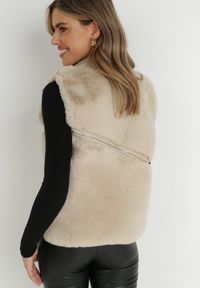 Born2be - Jasnobeżowa Kamizelka Futrzana Antedes. Kolor: beżowy. Materiał: futro. Długość rękawa: długi rękaw. Długość: długie. Wzór: aplikacja #3