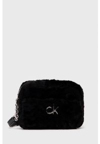 Calvin Klein Torebka kolor czarny. Kolor: czarny. Wzór: aplikacja. Dodatki: z aplikacjami. Rodzaj torebki: na ramię #1