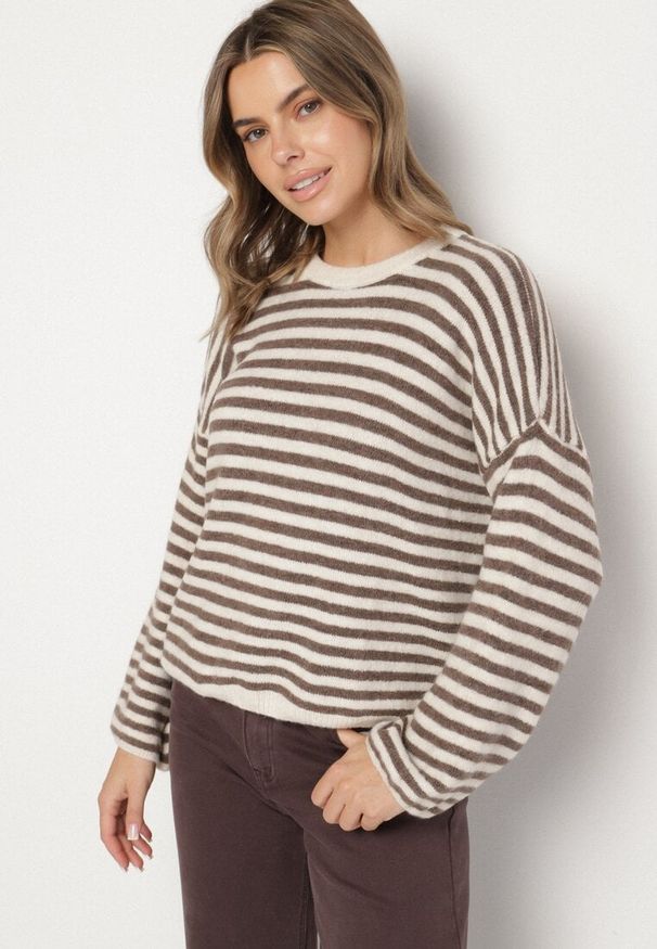 Born2be - Jasnobeżowy Sweter Oversize w Paski z Dodatkiem Wełny i Wiskozy Tianalla. Kolor: beżowy. Materiał: wiskoza, wełna. Wzór: paski. Styl: elegancki