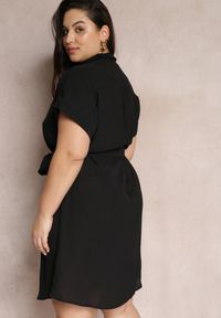 Renee - Czarna Sukienka Koszulowa Wiązana w Pasie z Krótkimi Rękawami Wellwood. Kolekcja: plus size. Kolor: czarny. Materiał: tkanina. Długość rękawa: krótki rękaw. Wzór: gładki. Sezon: lato, wiosna. Typ sukienki: koszulowe. Długość: midi #5