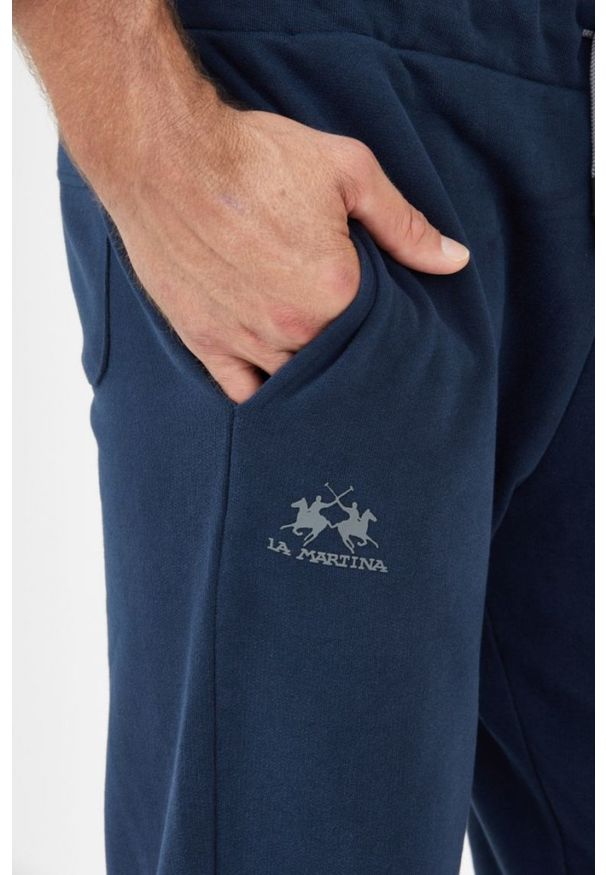 La Martina - LA MARTINA Granatowe męskie spodnie dresowe z szarym logo, Rozmiar XL. Kolor: niebieski. Materiał: dresówka