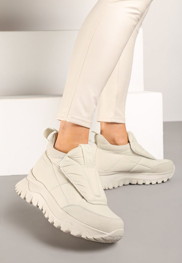 Born2be - Jasnobeżowe Sneakersy na Grubej Podeszwie z Pikowaną Cholewką i Napisem Resisha. Okazja: na co dzień. Kolor: beżowy. Materiał: jeans. Szerokość cholewki: normalna. Wzór: napisy. Styl: casual, sportowy