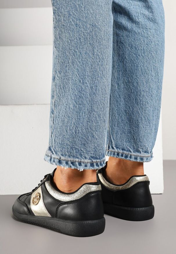 Renee - Czarno-Złote Sneakersy Skórzane Typu Kultowe Tenisówki z Metaliczną Aplikacją Ollisena. Zapięcie: sznurówki. Kolor: czarny. Materiał: skóra. Wzór: aplikacja. Sezon: lato, wiosna. Obcas: na płaskiej podeszwie
