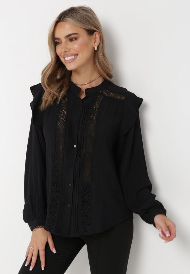 Born2be - Czarna Koszula z Guzikami i Ozdobną Koronką Penelina. Okazja: na co dzień. Kolor: czarny. Materiał: koronka. Długość: długie. Wzór: koronka. Styl: casual, elegancki