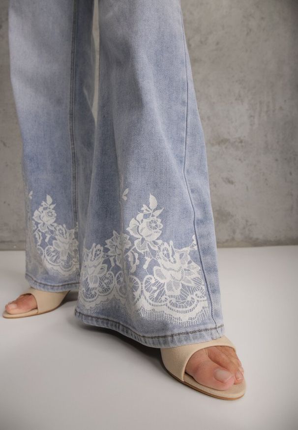 Renee - Niebieskie Jeansy Szerokie w Styku Boho z Ozdobnym Nadrukiem na Nogawkach Endippe. Kolor: niebieski. Wzór: nadruk. Styl: boho