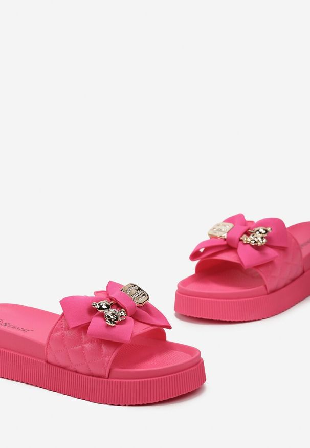 Renee - Fuksjowe Klapki na Grubej Podeszwie z Pikowaniem z Kokardą i Błyszczącą Ozdobą Taleci. Kolor: różowy. Wzór: aplikacja
