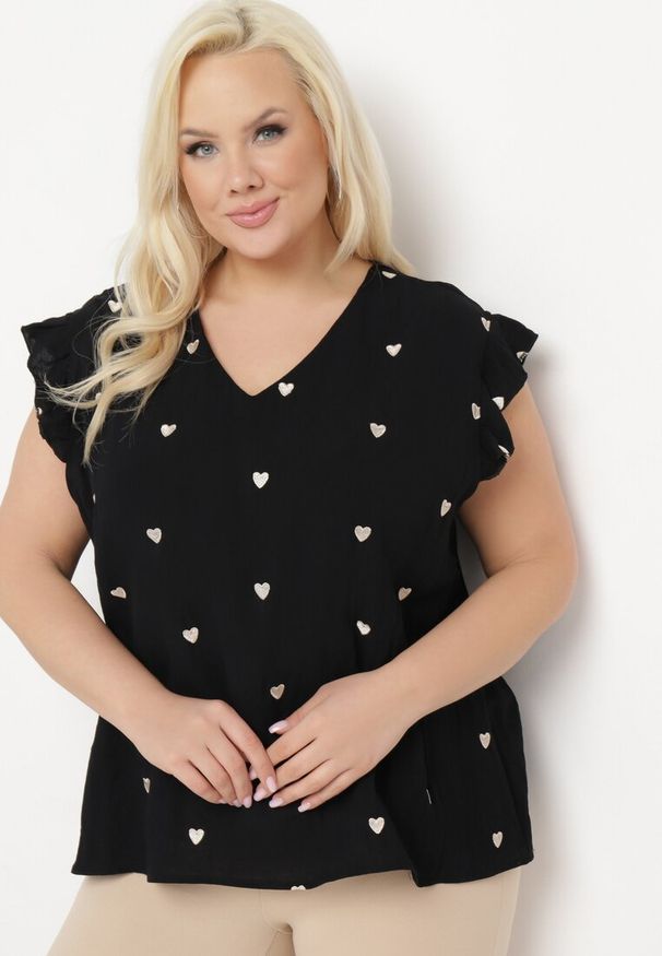 Born2be - Czarna Bluzka Top z Falbankami Przy Ramionach w Serduszkowy Wzór Salixia. Okazja: na co dzień. Typ kołnierza: kołnierz z falbankami. Kolor: czarny. Materiał: jeans, tkanina. Długość: krótkie. Styl: elegancki, casual