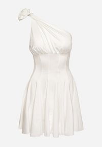 Born2be - Biała Satynowa Asymetryczna Sukienka Ozdobiona Kwiatem 3D Izaiva. Okazja: na imprezę. Kolor: biały. Materiał: satyna. Wzór: aplikacja, kwiaty. Sezon: lato. Typ sukienki: asymetryczne. Styl: elegancki, klasyczny #2