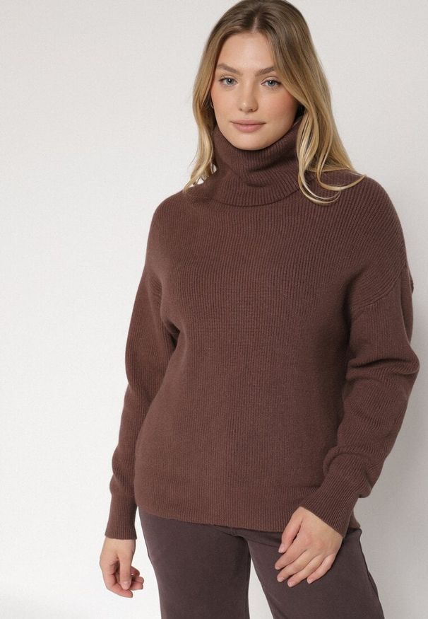 Born2be - Brązowy Golf o Klasycznym Kroju z Kaszmirem Azifra. Okazja: na spotkanie biznesowe. Typ kołnierza: golf. Kolor: brązowy. Materiał: kaszmir. Wzór: aplikacja. Styl: klasyczny