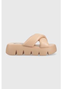 Steve Madden klapki Broadcast damskie kolor beżowy na platformie SM11002374. Kolor: beżowy. Materiał: materiał. Wzór: gładki. Obcas: na platformie #1