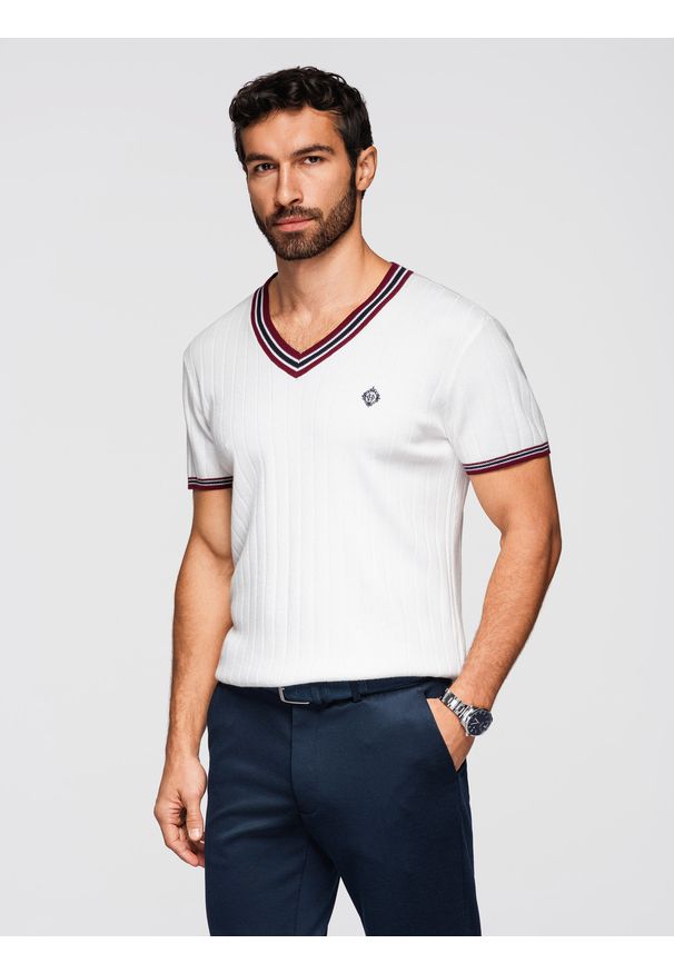 Ombre Clothing - Wiskozowa męska koszulka z dekoltem w serek - biała V1 - Rozmiar: L. Okazja: na co dzień, na spotkanie biznesowe, do pracy. Typ kołnierza: dekolt w serek. Kolor: biały. Materiał: wiskoza. Długość rękawa: krótki rękaw. Długość: krótkie. Wzór: prążki, haft. Styl: biznesowy, casual, elegancki