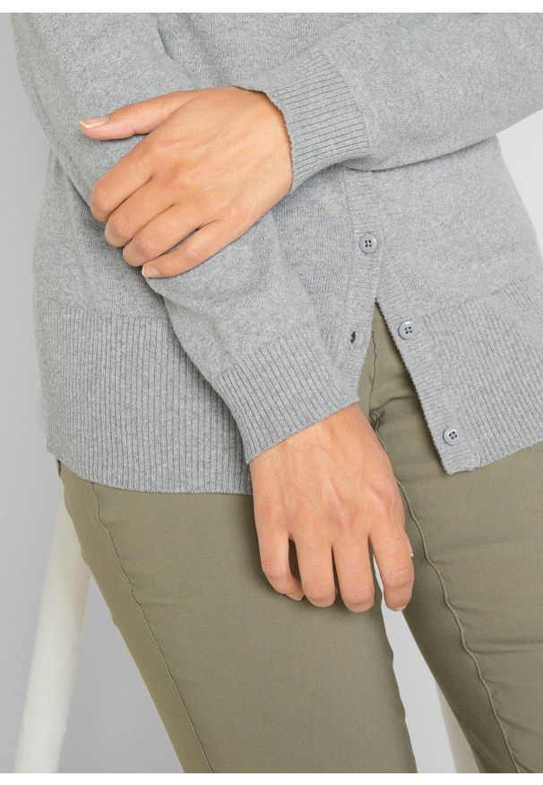 bonprix - Sweter rozpinany basic z bawełny z recyklingu. Typ kołnierza: dekolt w serek. Kolor: szary. Materiał: bawełna. Wzór: ze splotem, gładki