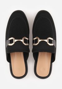Renee - Czarne Klapki Mule Ozdobione Klamrą Peromela. Okazja: na co dzień. Kolor: czarny. Materiał: dzianina. Wzór: aplikacja. Styl: elegancki, casual #9