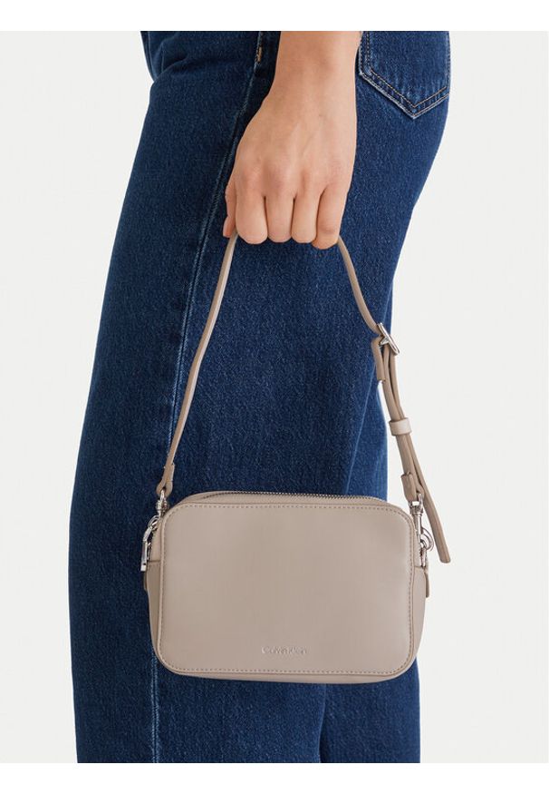 Calvin Klein Torebka Webbing Double Strap Camera Bag LV04F3165G Beżowy. Kolor: beżowy. Materiał: skórzane