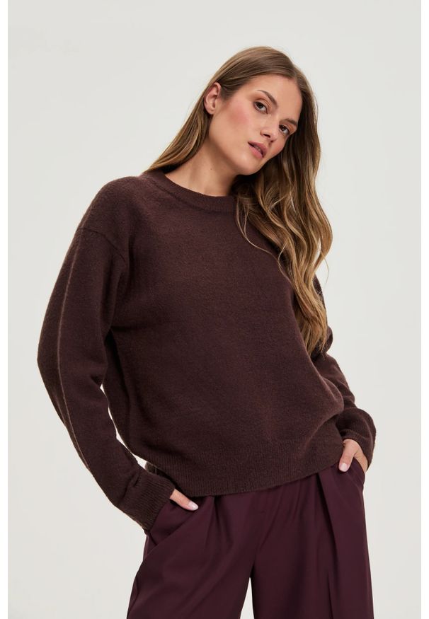 MOODO - Gładki sweter brązowy. Kolor: brązowy. Materiał: poliamid, akryl, elastan, poliester. Wzór: gładki