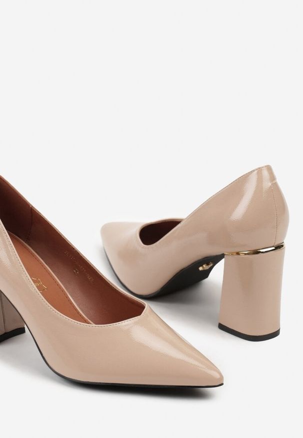 Renee - Beżowe Czółenka Lakierowane Vices na Słupku z Wkładką ze Skóry Naturalnej Modvire. Okazja: na co dzień. Kolor: beżowy. Materiał: skóra, lakier. Wzór: geometria. Obcas: na słupku. Styl: casual