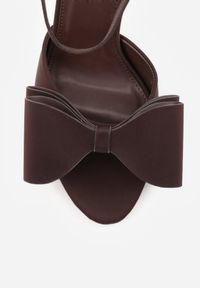 Born2be - Ciemnobrązowe Eleganckie Sandały na Szpilce z Ozdobną Aplikacją z Kokardą Lorena. Okazja: na wesele, na ślub cywilny. Kolor: brązowy. Wzór: aplikacja. Sezon: lato. Obcas: na szpilce. Styl: elegancki #8