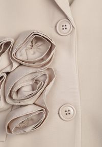 Born2be - Ciemnobeżowa Sukienka Marynarka z Kwiatami 3D i Usztywnioną Linią Ramion Nelailis. Okazja: na co dzień. Kolor: beżowy. Wzór: kwiaty. Typ sukienki: proste. Styl: glamour, casual, elegancki #6