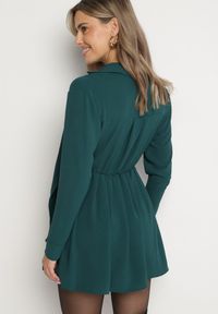 Born2be - Ciemnozielona Asymetryczna Sukienka o Koszulowym Kroju z Gumką w Talii Elodina. Kolor: zielony. Długość rękawa: długi rękaw. Typ sukienki: asymetryczne, koszulowe. Styl: sportowy, elegancki #4