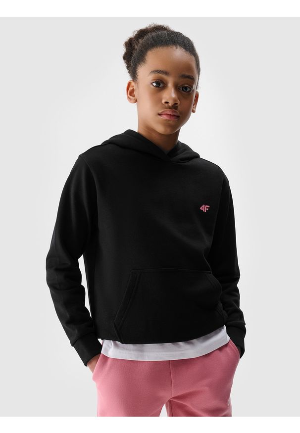 4f - 4F Bluza dresowa nierozpinana z kapturem dziewczęca - czarna 158 (12-13 lat). Okazja: na co dzień. Typ kołnierza: kaptur. Kolor: czarny. Materiał: dresówka. Wzór: gładki, ze splotem. Sezon: lato. Styl: casual, sportowy