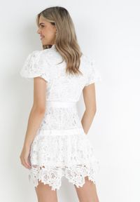 Born2be - Biała Koszulowa Sukienka Mini z Koronkowej Tkaniny i Materiałowym Paskiem Sumelli. Kolor: biały. Materiał: koronka, materiał, tkanina. Długość rękawa: krótki rękaw. Wzór: aplikacja. Sezon: wiosna, lato. Typ sukienki: koszulowe. Długość: mini #4