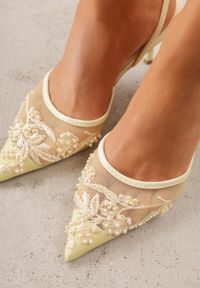 Renee - Żółte Szpilki VICES Slingback z Noskami w Szpic Ozdobionymi Haftem i Koralikami Laraidina. Zapięcie: pasek. Kolor: żółty. Materiał: satyna. Wzór: aplikacja, haft. Obcas: na szpilce #9