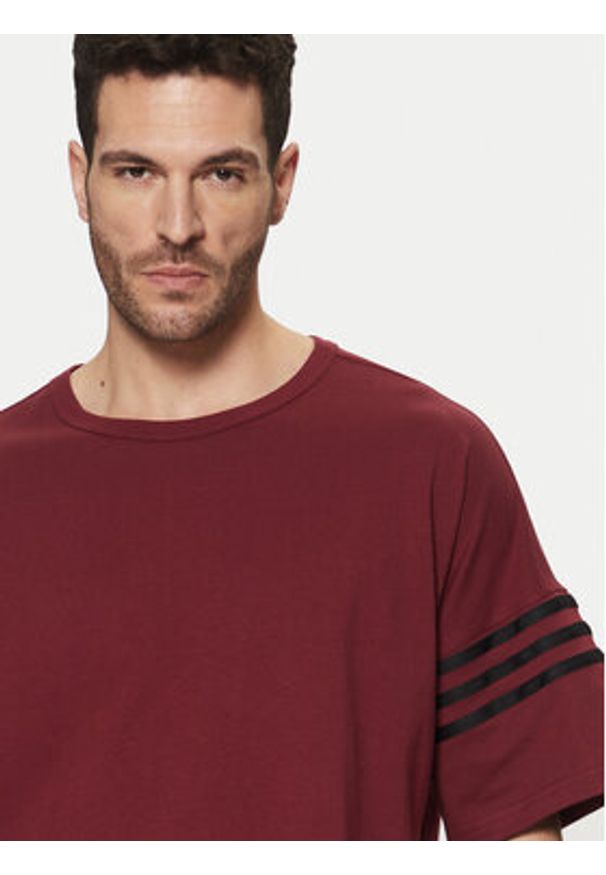 Adidas - adidas T-Shirt Neuclassics JC9934 Czerwony Regular Fit. Kolor: czerwony. Materiał: bawełna