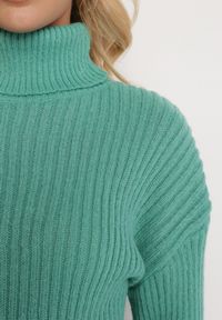 Born2be - Zielony Sweter Golf Oversize z Wypukłym Prążkowaniem Falenise. Typ kołnierza: golf. Kolor: zielony. Materiał: prążkowany. Sezon: zima #3
