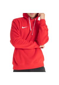 Bluza Nike Park 20 Fleece Hoodie CW6894-657 - czerwona. Typ kołnierza: kaptur. Kolor: czerwony. Materiał: bawełna, poliester, materiał. Wzór: aplikacja. Styl: klasyczny, sportowy