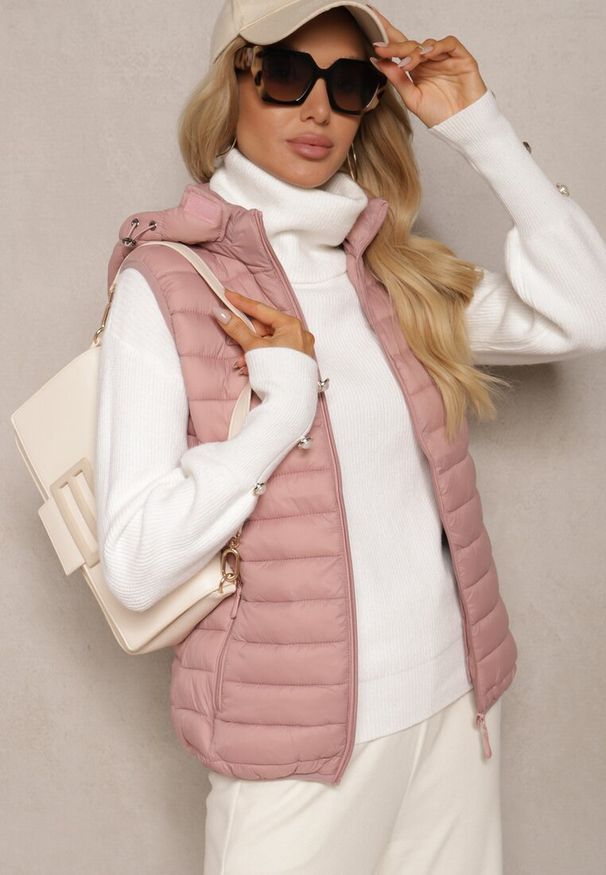 Renee - Różowa Kamizelka z Odpinanym Kapturem Ozdobiona Pikowaniem Mailaya. Okazja: na co dzień. Kolor: różowy. Wzór: aplikacja. Styl: elegancki, casual