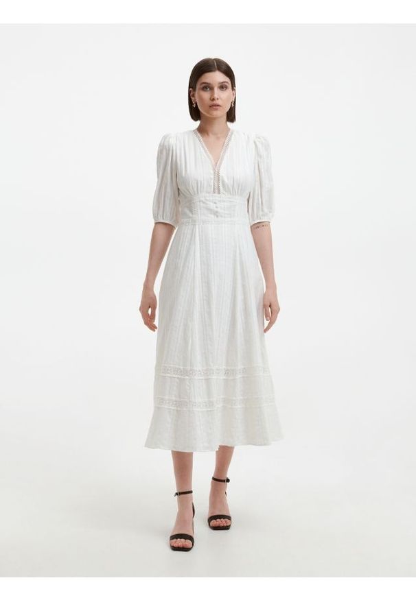 Reserved - Bawełniana sukienka midi - biały. Kolor: biały. Materiał: bawełna. Typ sukienki: proste. Długość: midi
