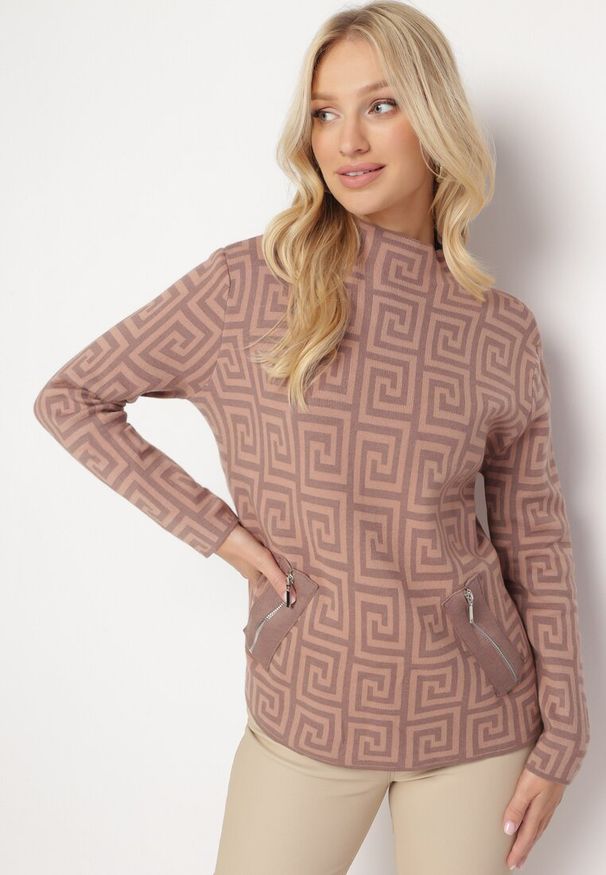 Born2be - Ciemnobeżowy Sweter z Półgolfem o Geometrycznym Wzorze i Ozdobnymi Suwakami Waqaia. Kolor: beżowy. Materiał: dzianina. Wzór: geometria. Sezon: zima, jesień