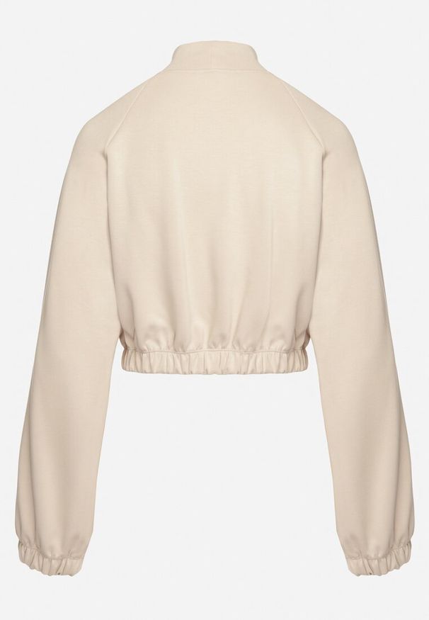 Born2be - Beżowa Bluza o Krótkim Fasonie ze Stójką Benatha. Typ kołnierza: kołnierzyk stójkowy. Kolor: beżowy. Długość rękawa: długi rękaw. Długość: krótkie