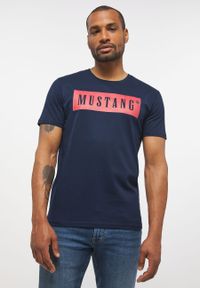 Mustang - MUSTANG STYLE ALEX C LOGO TEE MĘSKI T-SHIRT KOSZULKA NADRUK LOGO BLUE NIGHTS 1013223 4085. Okazja: do pracy, na co dzień. Materiał: bawełna. Wzór: nadruk. Styl: casual, elegancki #1