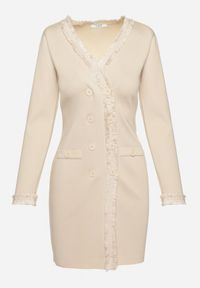 Born2be - Beżowa Sukienka Sweterkowa Dwurzędowa z Guzikami i Ozdobnymi Frędzlami Vluona. Kolor: beżowy. Materiał: materiał #5