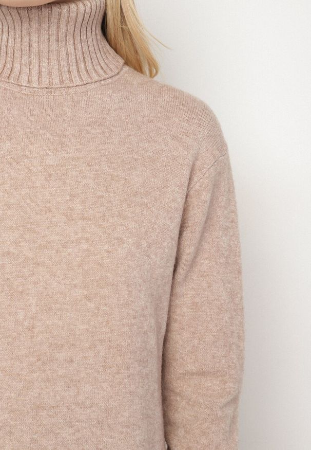 Born2be - Beżowa Dzianinowa Sukienka z Bawełną o Prostym Kroju z Golfem Tesala. Okazja: do pracy, na spotkanie biznesowe. Typ kołnierza: golf. Kolor: beżowy. Materiał: bawełna, dzianina. Wzór: jednolity. Typ sukienki: proste. Styl: biznesowy, klasyczny