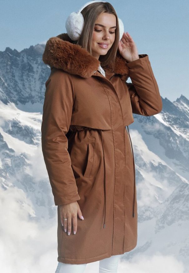 Born2be - Jasnobrązowa Kurtka Typu Parka z Kapturem i Odpinanym Kołnierzem Ściągana w Talii Semithira. Okazja: na co dzień, na spacer. Typ kołnierza: kaptur. Kolor: brązowy. Materiał: dzianina. Długość: długie. Wzór: aplikacja. Styl: casual, klasyczny, elegancki