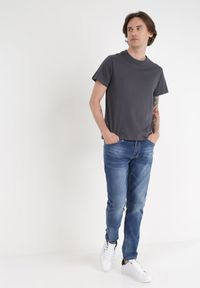 Born2be - Ciemnoszary T-shirt Kallosyne. Kolor: szary. Materiał: jeans, dresówka, bawełna. Długość rękawa: krótki rękaw. Długość: krótkie. Styl: elegancki #7
