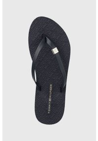 TOMMY HILFIGER - Tommy Hilfiger japonki TH MONOGRAM FLAT SANDAL damskie kolor granatowy na platformie FW0FW06964. Kolor: niebieski. Materiał: materiał. Obcas: na platformie #1
