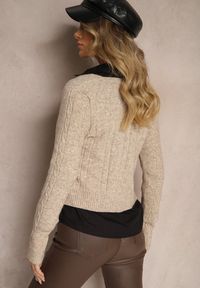 Renee - Beżowy Sweter z Ozdobnym Tłoczeniem i Trójkątnym Dekoltem Attenora. Okazja: na co dzień, na spotkanie biznesowe, do pracy. Kolor: beżowy. Materiał: jeans. Długość rękawa: długi rękaw. Długość: długie. Styl: biznesowy, elegancki, casual #3