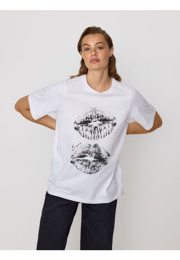 Reserved - T-shirt z nadrukiem - biały. Kolor: biały. Materiał: dzianina, bawełna. Wzór: nadruk