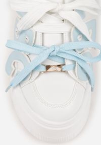 Born2be - Biało-Niebieskie Płaskie Sneakersy Vices z Podwójnym Sznurowaniem ze Zdobieniem 3D Nelarissa. Okazja: na co dzień. Zapięcie: sznurówki. Kolor: biały. Materiał: jeans, bawełna. Wzór: aplikacja. Obcas: na obcasie. Wysokość obcasa: niski #8