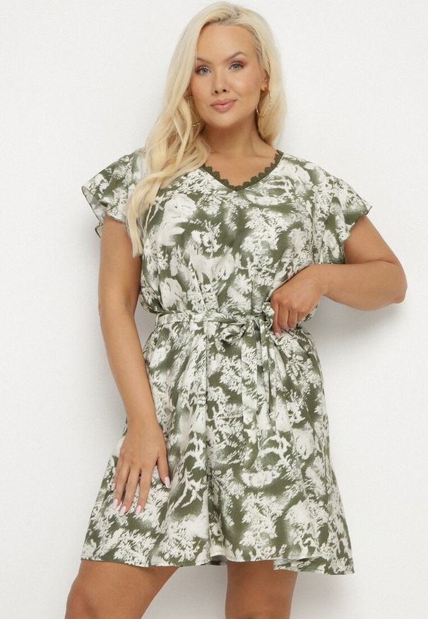 Born2be - Zielona Sukienka z Wiskozy i Lnu Pudełkowa z Wiązaniem w Talii w Abstrakcyjny Wzór Toleira. Typ kołnierza: dekolt w kształcie V. Kolor: zielony. Materiał: len, wiskoza. Długość rękawa: krótki rękaw