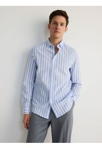 Reserved - Koszula regular fit w paski - jasnoniebieski. Kolor: niebieski. Materiał: bawełna, tkanina. Wzór: paski