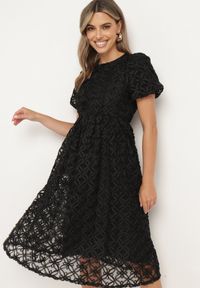 Born2be - Czarna Rozkloszowana Sukienka z Przeźroczystym Tiulem z Ozdobnym Wzorem Exbia. Typ kołnierza: dekolt w łódkę. Kolor: czarny. Materiał: tiul. Wzór: ażurowy. Styl: klasyczny, elegancki #6