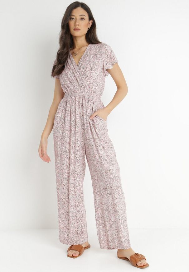 Born2be - Różowo-Biały Kombinezon z Wiskozy Ariamaya. Okazja: na co dzień. Kolor: różowy. Materiał: wiskoza. Długość rękawa: krótki rękaw. Długość: krótkie. Wzór: aplikacja, kwiaty. Sezon: lato. Styl: casual