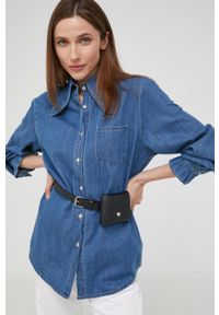 Answear Lab koszula jeansowa damska relaxed z kołnierzykiem klasycznym. Typ kołnierza: kołnierzyk klasyczny. Kolor: niebieski. Materiał: jeans. Długość rękawa: długi rękaw. Długość: długie. Styl: wakacyjny, klasyczny